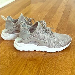Nike Air Huarache Sneakers Khaki Color